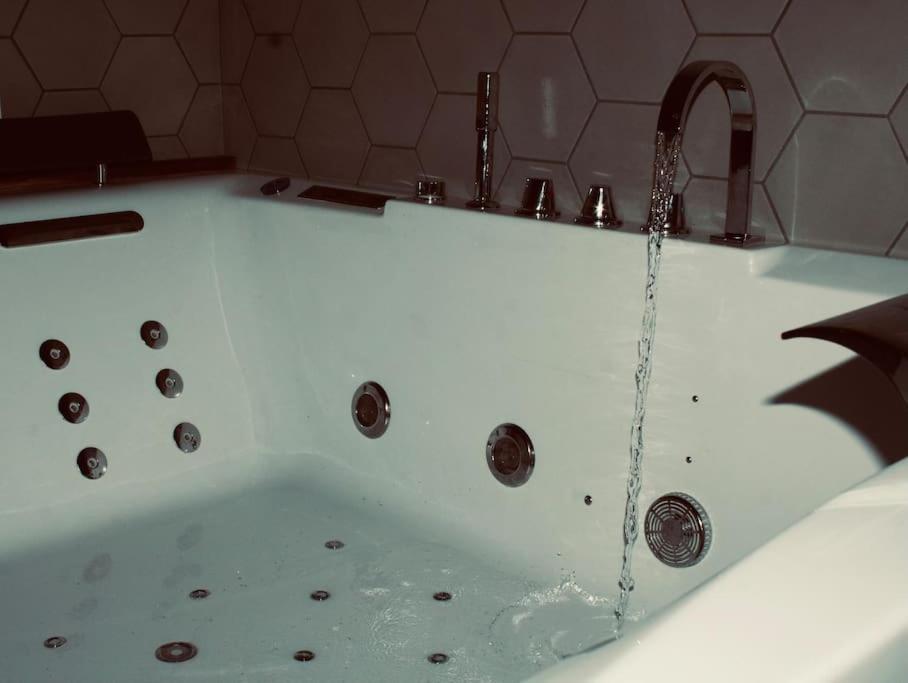 Superbe Appartement Avec Jacuzzi Et Jardin Prive Marlhes Luaran gambar
